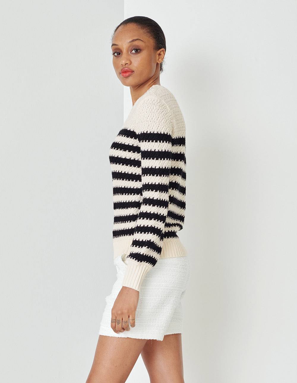 MARYLING  Black And White Contrast Colour V-Neck Blue And White Knitted Pullover